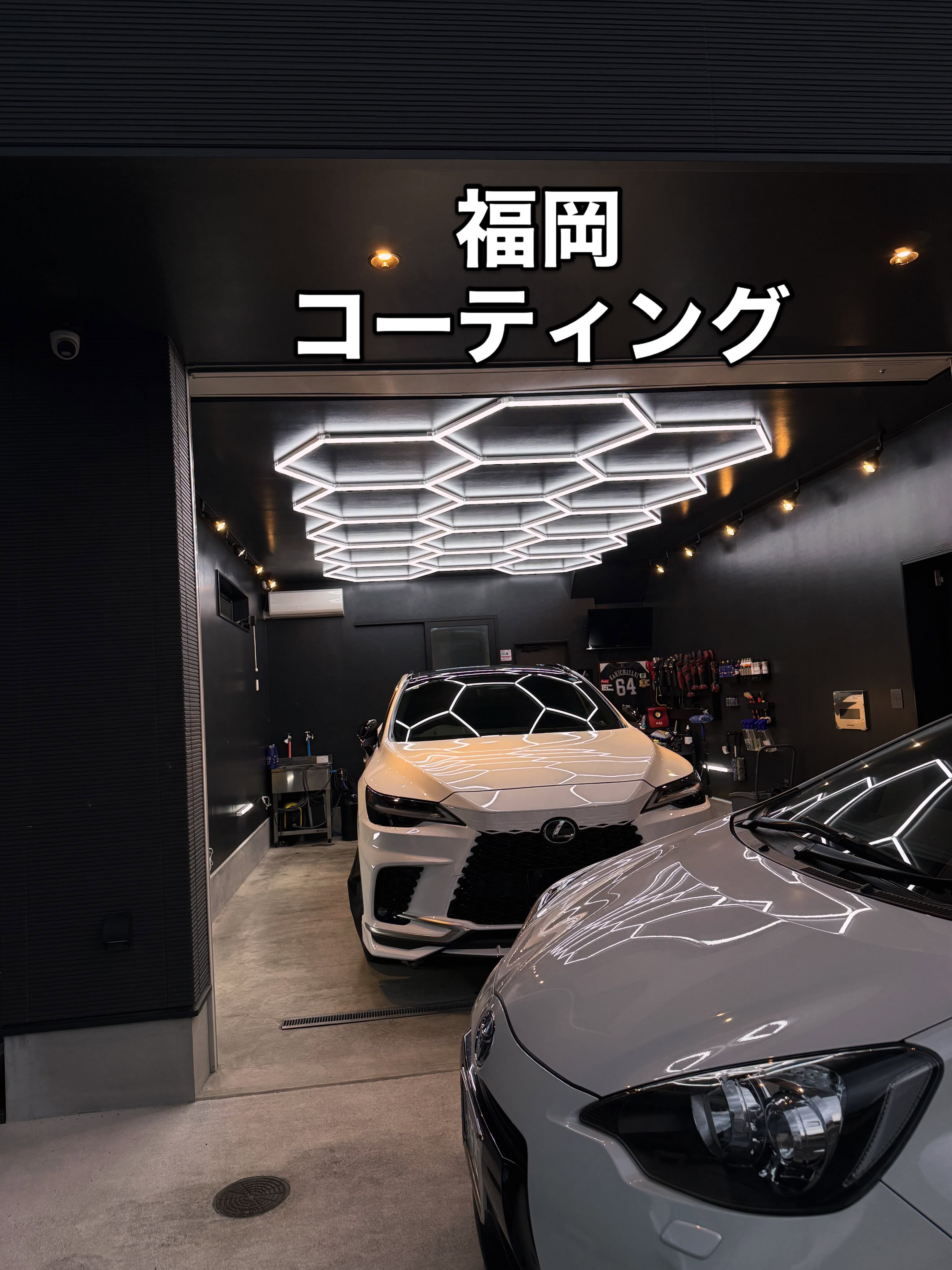 車両と六角形の照明が並ぶCar Detailing 零の作業場